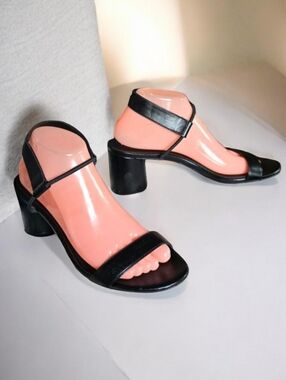 ELIZABETH & JAMES  (8.5) CALENDULA Round 2 1/2" Strappy High Heel in Black